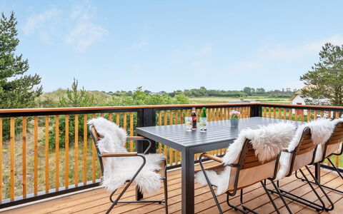 Jorinde - 2.8Km from the Sea: Mobilia, Interior Design, Sedia, Pavimentazione, Tavolo, Ricorrere, Pavimento, Soffitto, Camera, Eco Hotel