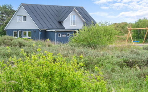Taio - 500M from the Sea: Arbusto, Urban Design, Groundcover, Brick, Appartamento, Estate, Muratura, Balcone, Landscaping
