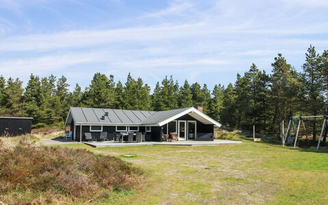 Keke - 2.5Km from the Sea: Arbusto, Urban Design, Groundcover, Brick, Appartamento, Estate, Muratura, Balcone, Landscaping