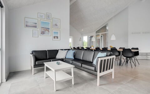 Fridel - 4Km from the Sea: Pavimentazione, Interior Design, Pavimento, Soffitto, Divano, Soggiorno, Mobilia, Sedia, Pavimento In Legno