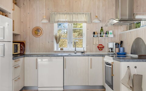 Granke - 3.8Km from the Sea: Cucina, Elettrodomestico Da Cucina, Controsoffitto, Interior Design, Mobilia, Apparecchio Major, Pavimentazione, Legna, Cabinetry, Soffitto