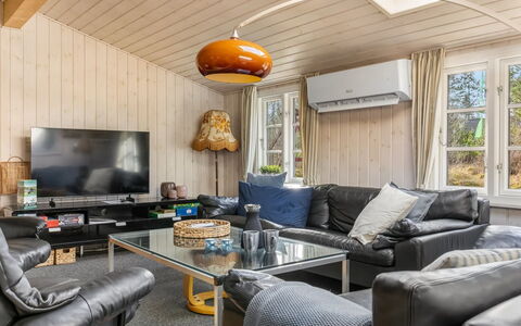Granke - 3.8Km from the Sea: Interior Design, Mobilia, Divano, Legna, Soffitto, Soggiorno, Pavimentazione, Camera, Pavimento, Illuminazione