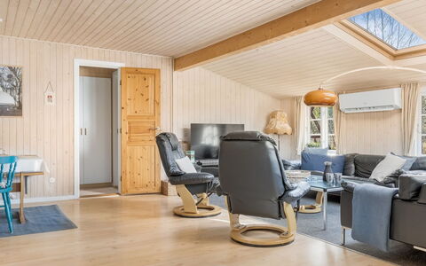 Granke - 3.8Km from the Sea: Mobilia, Interior Design, Legna, Soffitto, Pavimentazione, Pavimento, Camera, Soggiorno, Casa, Illuminazione