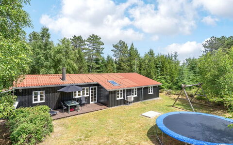 Granke - 3.8Km from the Sea: Tetto, Casa, Lotto, Casa, Villetta, Estate, Edifici Giardino, Shade, Log Cabin, Landscaping