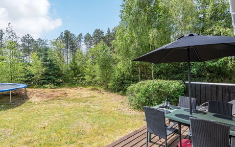 Granke - 3.8Km from the Sea: Tetto, Casa, Lotto, Casa, Villetta, Estate, Edifici Giardino, Shade, Log Cabin, Landscaping