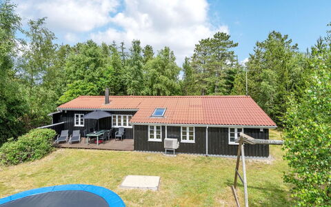 Granke - 3.8Km from the Sea: Tetto, Casa, Lotto, Casa, Villetta, Estate, Edifici Giardino, Shade, Log Cabin, Landscaping