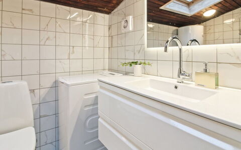 Saxi - 2.6Km from the Sea: Pavimentazione, Idraulico Fixture, Pavimento, Interior Design, Legna, Lavello, Mobiletto Del Bagno, Rubinetto, Bagno, Idraulico