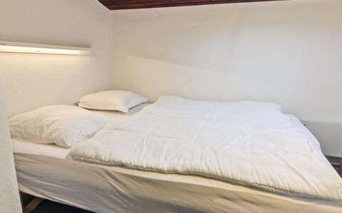 Saxi - 2.6Km from the Sea: Letto, Camera Da Letto, Lenzuolo, Pavimento, Bedding, Legna, Pavimentazione, Soffitto, Interior Design, Biancheria