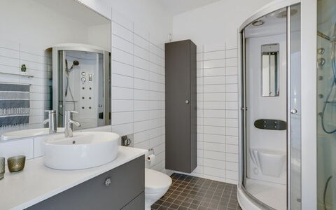 Pirkko - 100M from the Sea: Bagno, Idraulico Fixture, Pavimentazione, Interior Design, Lavandino Del Bagno, Pavimento, Gabinetto, Lavello, Rubinetto, Idraulico