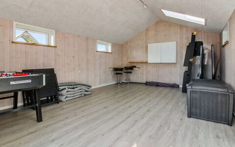 Tahvo - 3.3Km from the Sea: Arbusto, Urban Design, Groundcover, Brick, Appartamento, Estate, Muratura, Balcone, Landscaping