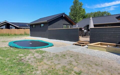 Tahvo - 3.3Km from the Sea: Arbusto, Urban Design, Groundcover, Brick, Appartamento, Estate, Muratura, Balcone, Landscaping