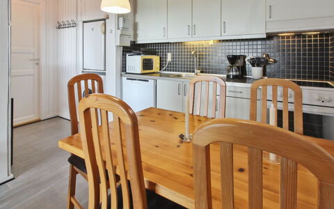 Gertruda - 2.3Km from the Sea: Pavimentazione, Legna, Interior Design, Soffitto, Pavimento, Mobilia, Cucina, Camera, Controsoffitto, Elettrodomestico