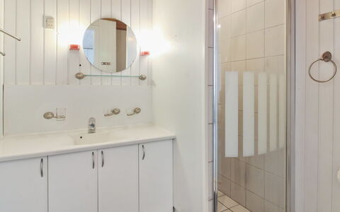 Gertruda - 2.3Km from the Sea: Idraulico Fixture, Parete, Pavimentazione, Bagno, Lavandino Del Bagno, Pavimento, Interior Design, Lavello, Mobiletto Del Bagno, Idraulico