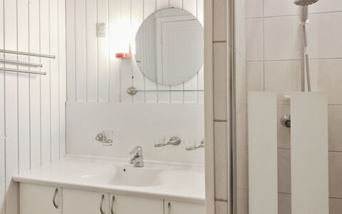 Gertruda - 2.3Km from the Sea: Lavandino Del Bagno, Bagno, Idraulico Fixture, Lavello, Parete, Pavimentazione, Interior Design, Rubinetto, Pavimento, Idraulico