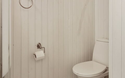 Gertruda - 2.3Km from the Sea: Legna, Idraulico Fixture, Bagno, Pavimentazione, Toilet Seat, Pavimento, Gabinetto, Idraulico, Lavello, Rubinetto