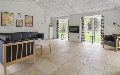 Vieno - 2.6Km from the Sea: Pavimentazione, Pavimento, Interior Design, Mobilia, Legna, Soffitto, Soggiorno, Camera, Casa, Pavimento In Legno