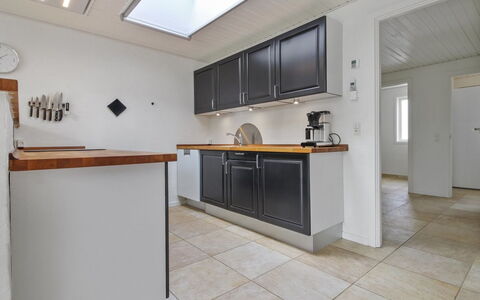 Vieno - 2.6Km from the Sea: Pavimentazione, Cucina, Interior Design, Controsoffitto, Legna, Pavimento, Soffitto, Cabinetry, Elettrodomestico Da Cucina, Apparecchio Major