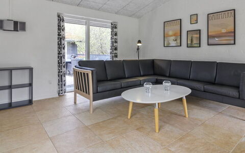 Vieno - 2.6Km from the Sea: Pavimentazione, Mobilia, Pavimento, Interior Design, Legna, Divano, Soggiorno, Illuminazione, Soffitto, Tavolo