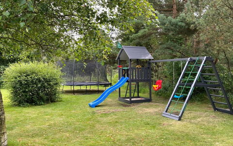 Vieno - 2.6Km from the Sea: Campo Da Giuoco, Attrezzatura Giochi All'Aperto, Scivolo, Giardino, Terreno Di Gioco, Ricreazione, Tempo Libero, Prato, Shade, Backyard