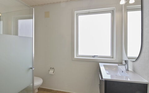 Vieno - 2.6Km from the Sea: Idraulico Fixture, Bagno, Parete, Lavandino Del Bagno, Pavimentazione, Pavimento, Interior Design, Lavello, Soffitto, Rubinetto