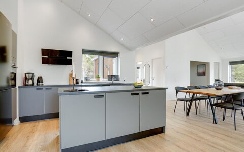 Heidi - 1Km from the Sea: Pavimentazione, Interior Design, Cucina, Legna, Pavimento, Controsoffitto, Mobilia, Soffitto, Cabinetry, Elettrodomestico Da Cucina