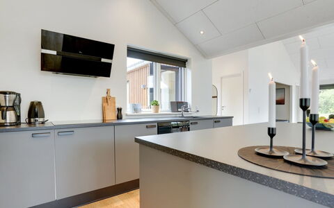 Heidi - 1Km from the Sea: Pavimentazione, Interior Design, Cucina, Controsoffitto, Soffitto, Cabinetry, Pavimento, Elettrodomestico Da Cucina, Elettrodomestico, Lampada