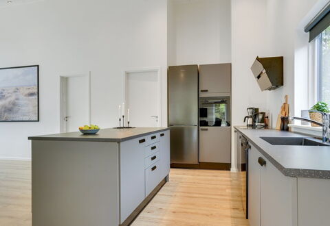 Heidi - 1Km from the Sea: Cucina, Controsoffitto, Elettrodomestico Da Cucina, Interior Design, Pavimentazione, Mobilia, Cabinetry, Pavimento, Legna, Apparecchio Major