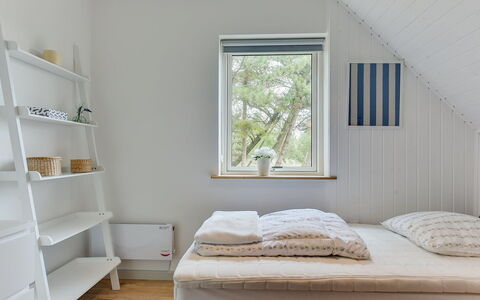 Reijo: Interior Design, Legna, Pavimentazione, Pavimento, Camera Da Letto, Soffitto, Letto, Mobilia, Illuminazione, Casa