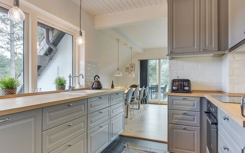 Reijo: Cucina, Pavimentazione, Cabinetry, Legna, Controsoffitto, Interior Design, Elettrodomestico Da Cucina, Pavimento, Soffitto, Cassetto