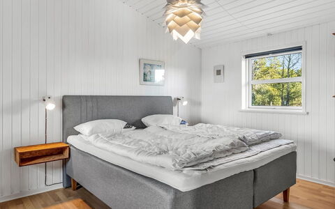 Dietmar - 2.8Km from the Sea: Pavimentazione, Interior Design, Soffitto, Pavimento, Camera Da Letto, Letto, Bedding, Biancheria, Lampada, Lenzuolo