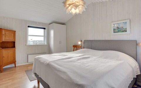 Dietmar - 2.8Km from the Sea: Pavimentazione, Legna, Soffitto, Camera Da Letto, Pavimento, Interior Design, Lampada, Letto, Lenzuolo, Bedding
