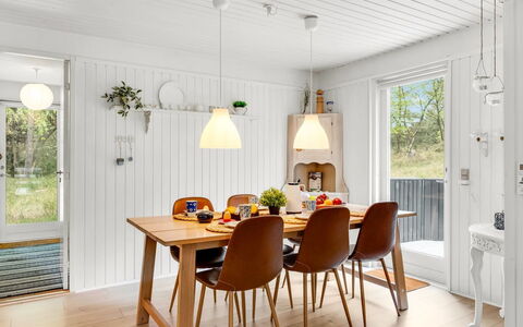 Galathea - 800M from the Sea: Mobilia, Interior Design, Pavimentazione, Legna, Sala Da Pranzo, Lampada, Soffitto, Cucina & Sala Da Pranzo Tavolo, Tavolo, Pavimento In Legno