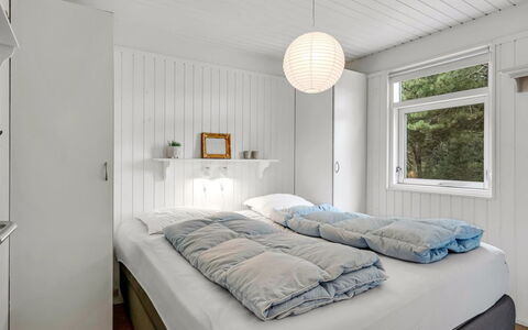 Galathea - 800M from the Sea: Letto, Camera Da Letto, Interior Design, Lenzuolo, Bedding, Soffitto, Legna, Pavimento, Mobilia, Pavimentazione
