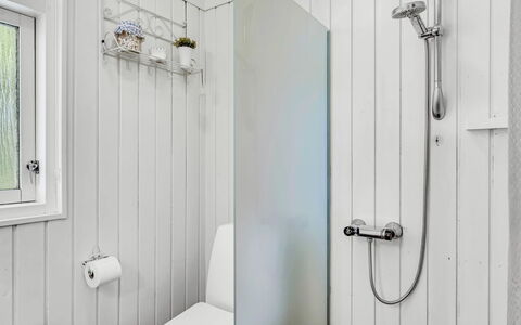 Galathea - 800M from the Sea: Bagno, Idraulico Fixture, Parete, Pavimentazione, Gabinetto, Interior Design, Idraulico, Pavimento, Rubinetto, Toilet Seat