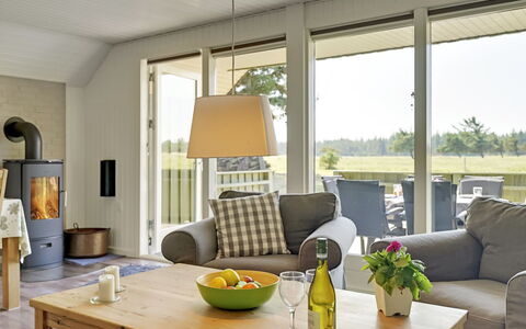Brunon - 1.5Km from the Sea: Mobilia, Pavimentazione, Legna, Interior Design, Sedia, Pavimento, Casa, Tavolo, Soggiorno, Soffitto