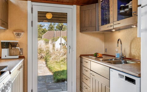 Etti - 1Km from the Sea: Cucina, Legna, Controsoffitto, Apparecchio Major, Lavandino Della Cucina, Elettrodomestico Da Cucina, Mobilia, Pavimentazione, Cabinetry, Casa