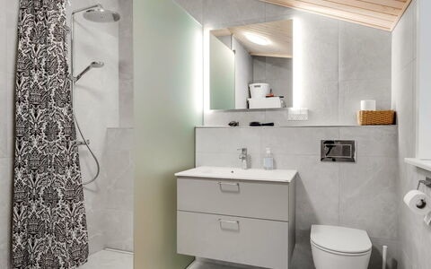 Etti - 1Km from the Sea: Pavimentazione, Idraulico Fixture, Interior Design, Bagno, Lavandino Del Bagno, Pavimento, Parete, Lavello, Mobiletto Del Bagno, Rubinetto