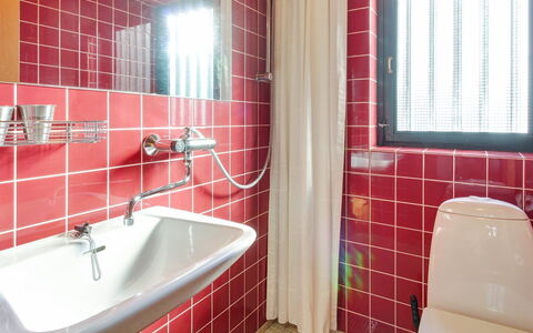 Pisana - 400M from the Sea: Bagno, Idraulico Fixture, Lavandino Del Bagno, Lavello, Interior Design, Pavimentazione, Rubinetto, Pavimento, Idraulico, Piastrella