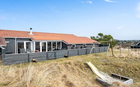 Petkana - 700M from the Sea: Tetto, Architettura, Casa, Casa, Lotto, Raccordo, Villetta, Estate, Portico, Shade