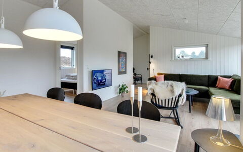Jirina - 750M from the Sea: Soffitto, Pavimentazione, Interior Design, Lampada, Pavimento, Mobilia, Casa, Cucina & Sala Da Pranzo Tavolo, Sedia, Soggiorno