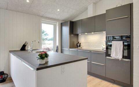 Jirina - 750M from the Sea: Cucina, Controsoffitto, Pavimentazione, Interior Design, Elettrodomestico Da Cucina, Legna, Pavimento, Cabinetry, Mobilia, Apparecchio Major