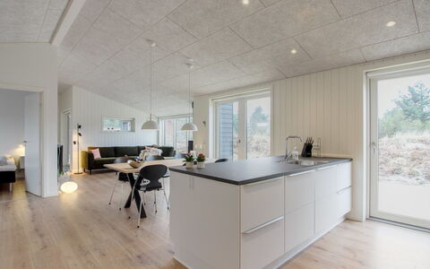 Jirina - 750M from the Sea: Soffitto, Pavimentazione, Interior Design, Pavimento, Lampada, Pavimento In Legno, Latifoglie, Cucina, Controsoffitto