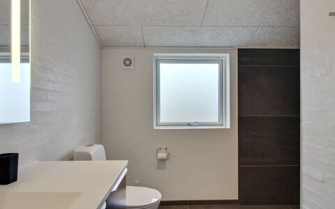 Jirina - 750M from the Sea: Parete, Idraulico Fixture, Pavimentazione, Bagno, Soffitto, Interior Design, Pavimento, Lavello, Lampada, Lavandino Del Bagno