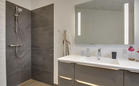 Jirina - 750M from the Sea: Pavimentazione, Idraulico Fixture, Pavimento, Interior Design, Mobiletto Del Bagno, Lavandino Del Bagno, Bagno, Specchio, Lavello, Cabinetry