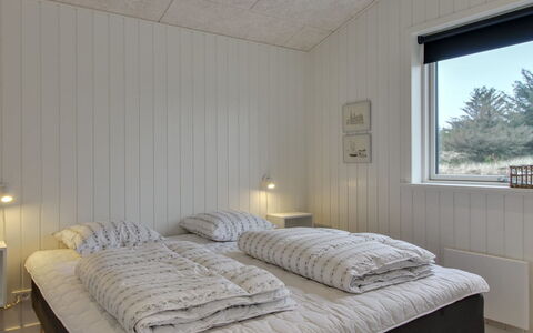 Jirina - 750M from the Sea: Legna, Soffitto, Camera Da Letto, Interior Design, Letto, Bedding, Lenzuolo, Pavimento, Pavimentazione, Telaio Del Letto