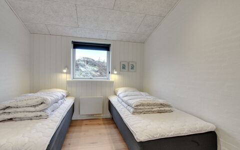 Jirina - 750M from the Sea: Camera Da Letto, Bedding, Letto, Lenzuolo, Telaio Del Letto, Congelamento, Inverno, Illuminazione Diurna, Materasso, Geomorfologia Glaciale