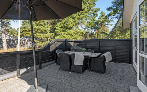 Gottfrida - 2Km from the Sea: Arbusto, Urban Design, Groundcover, Brick, Appartamento, Estate, Muratura, Balcone, Landscaping
