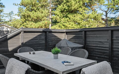 Gottfrida - 2Km from the Sea: Arbusto, Urban Design, Groundcover, Brick, Appartamento, Estate, Muratura, Balcone, Landscaping