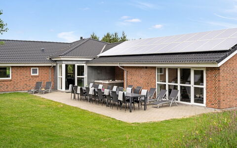 Janita - 800M from the Sea: Arbusto, Urban Design, Groundcover, Brick, Appartamento, Estate, Muratura, Balcone, Landscaping