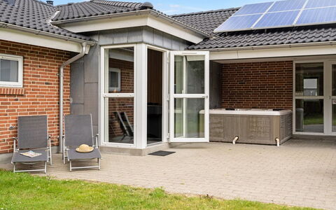 Janita - 800M from the Sea: Arbusto, Urban Design, Groundcover, Brick, Appartamento, Estate, Muratura, Balcone, Landscaping